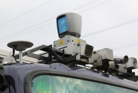 無人駕駛快遞貨車亮相，行進中可感知150米外障礙物！