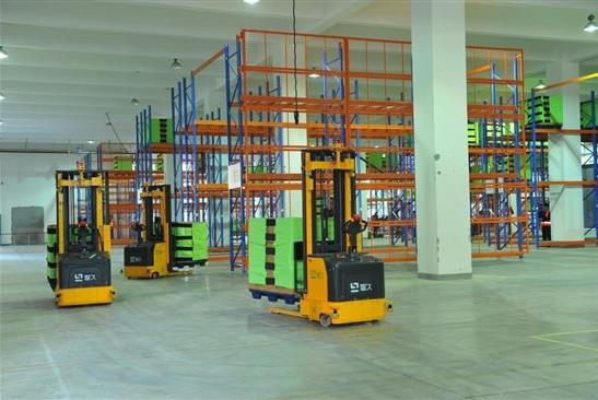 智久發布無人駕駛叉車 3m/s速度創行業記錄