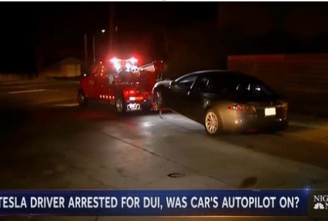 硅谷半夜3點驚現無人駕駛特斯拉！交警圍追10公里
