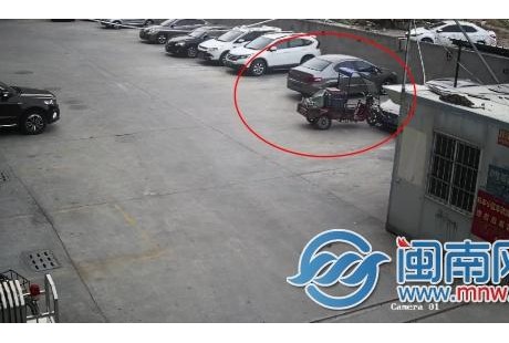 快遞小哥下車送件，無人駕駛三輪車滑行撞寶馬！