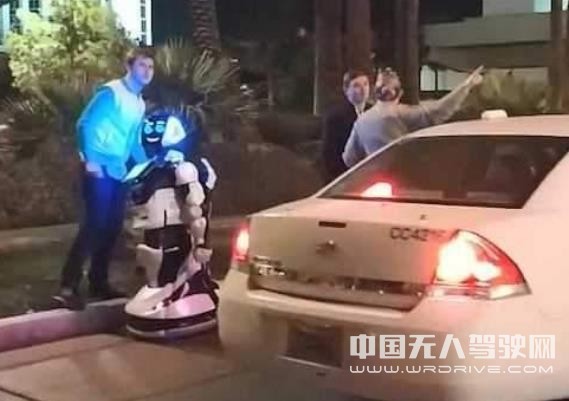 離奇的車禍，特斯拉自動駕駛汽車把機器人“撞死”啦！