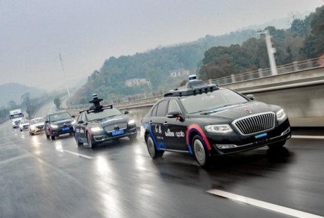 自動駕駛開始盈利了？哪些車企在為此買單？