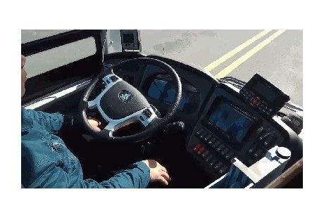 體驗山東首輛無人駕駛公交車對話，啥都不用干的“司機”！