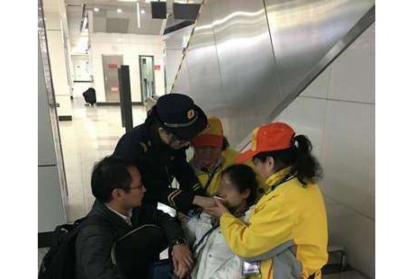 女子昏厥轎車無人駕駛，油罐車司機沖下用身體攔截！