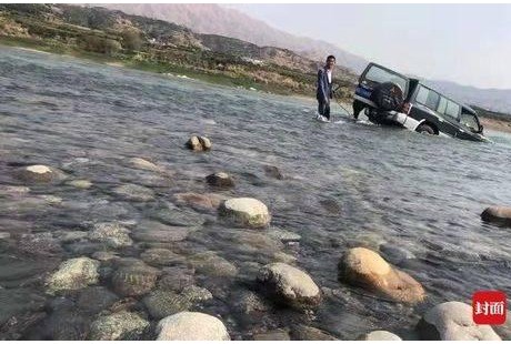男子金沙江畔春游觀景，愛車無人駕駛“游入”江中！