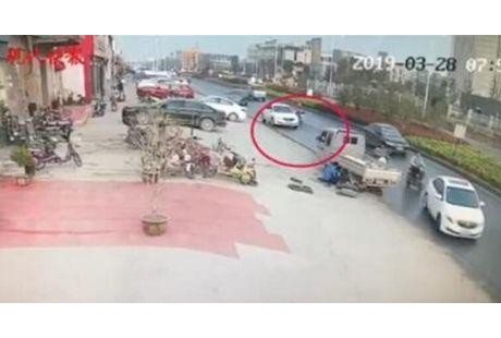 真實發生：110嗎？有輛車無人駕駛還走反道！