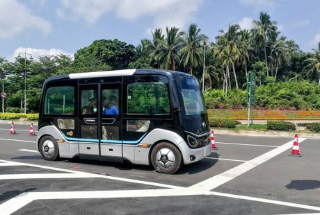 工信部部長苗圩視察無人駕駛微循環小巴！