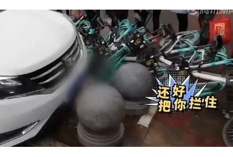 宜賓街頭驚現“無人駕駛汽車”，撞翻了20多輛車！