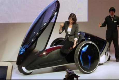 豐田發明新型概念車，無人駕駛沒方向盤，單人座艙還能站著開！