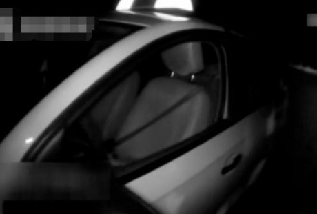 小區出現轎車無人駕駛,嚇壞路人,靠近一看,原來如此！