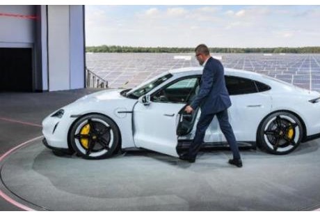 從保時捷 Taycan 說起：性能車是否天生與自動駕駛八字相克？