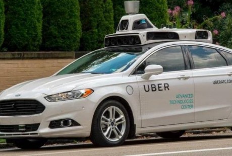 站在十字路口的無人駕駛出租車，落地不容易