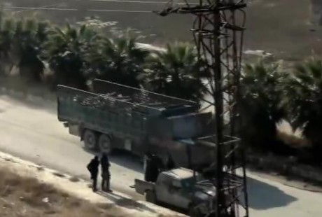 俄敘聯軍伏擊叛軍車隊，5輛無人駕駛自爆卡車以及多輛皮卡被摧毀