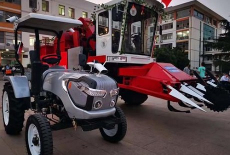 硬核！北斗導航無人駕駛拖拉機亮相青農大迎新晚會