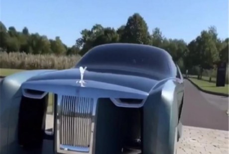 又一款勞斯萊斯，配水晶車標，可無人駕駛，定位目的地可自動前往