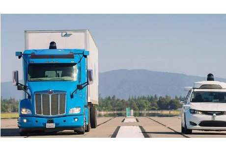 中國式自動駕駛攻堅戰：冷靜的車，熱鬧的路