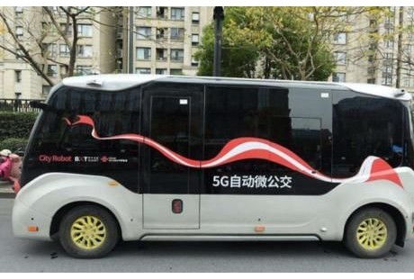 無人駕駛來了！國內首輛公交，自動靠站，禮讓行人，表現很乖也很棒