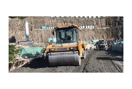 場面超燃！徐工無人駕駛壓路機大規模集群施工