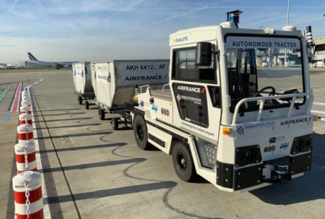全球首次！法航測試無人駕駛行李拖車