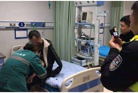 無人駕駛？轎車后排擠4名“醉漢” 被指認司機竟無駕照