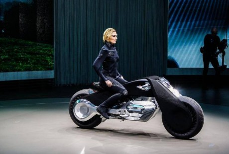 三個黑科技寶馬摩托車，有的能無人駕駛，還有能懸浮在半空