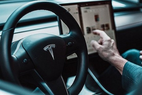 自動駕駛系統值得信任嗎？多起案例表明現階段仍需駕駛者全程參與