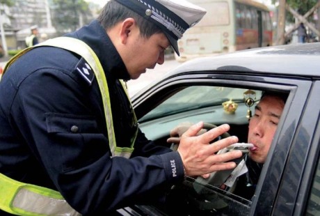 酒后用特斯拉的“自動駕駛”回家，人在副駕駛座上睡覺，這算酒駕嗎？