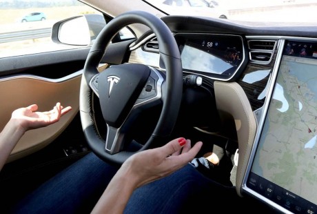 特斯拉自動駕駛攻堅城市路況，最新版本將識別紅綠燈和停車線