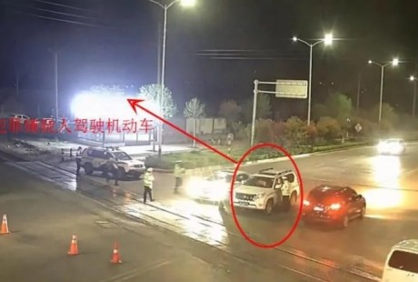這輛越野車咋無人駕駛？民警上前查看，副駕駛座竟然擠了倆人！