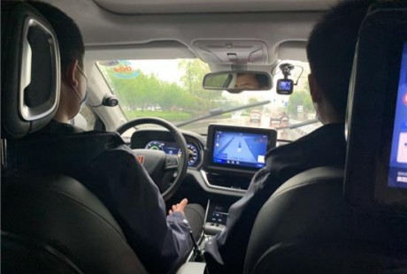 乘坐自動駕駛出租車是什么體驗？全程不踩剎車；自動識別障礙物