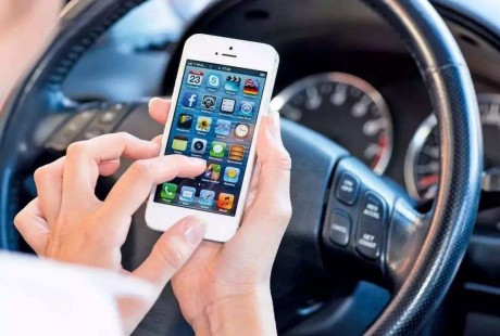 交警提醒：看手機的瞬間，車輛猶如無人駕駛