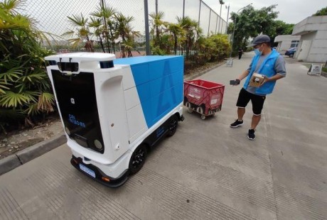 又萌又懂事！川大這輛小車無人駕駛，游走校園把快遞直送寢室樓下