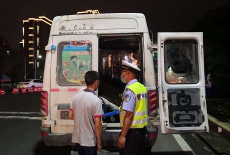 手剎未拉緊小客車驚現“無人駕駛 ”，輔警緊急飛身救場