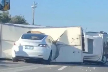 白色色盲？自動駕駛的特斯拉又撞上了白色車