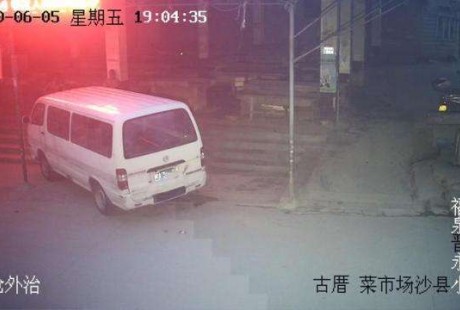 夜驚魂！靈車夜晚無人駕駛 突然自行啟動