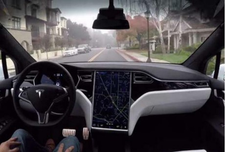 中國特斯拉車主：完全自動駕駛差點要了命！