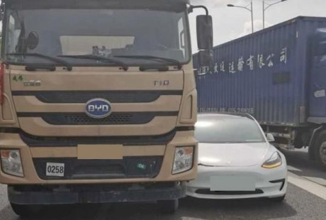 特斯拉官方居然耍無賴！自動駕駛撞向大貨，還說是車主的原因