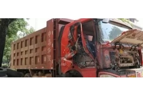 突發！重型貨車無人駕駛300米，連撞2車，監控看得人直冒冷汗！