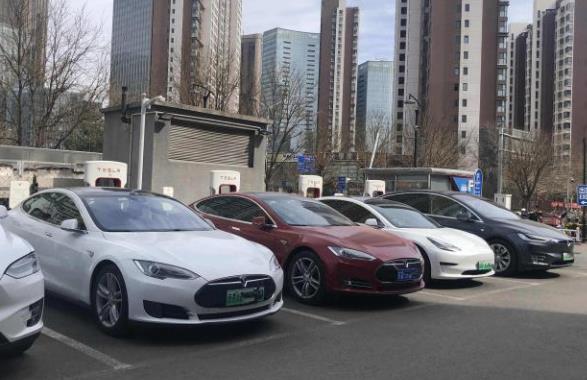 特斯拉推出軟件更新，讓其汽車攝像頭看到限速標志