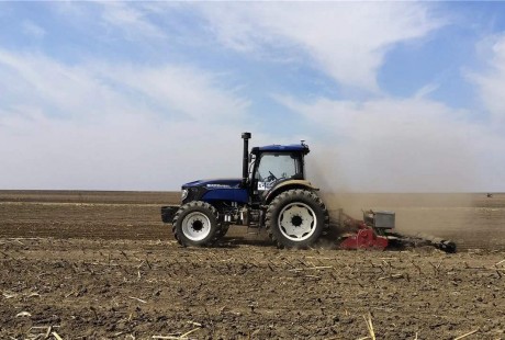 東方紅無人駕駛拖拉機黑土地亮“功夫”！