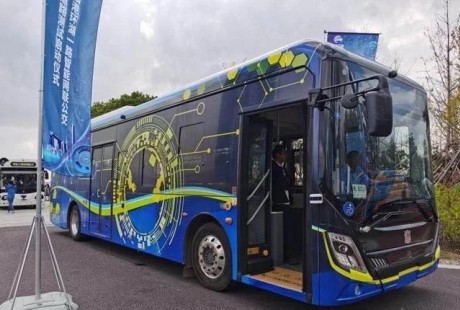 臨港新片區“無人駕駛公交”在滴水湖畔啟動測試，預計明年初運營