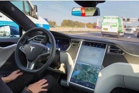 特斯拉銷售展示無人駕駛技術，撞上貨車一片狼藉，讓人難堪!
