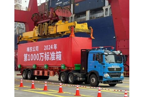 全球唯一！這座“千萬箱級”單體集裝箱碼頭已部署超百臺無人集卡